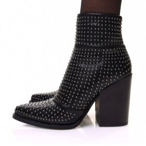 BLACK ANKLE BOOTS WITH HEEL AND POINTED TOE, ADORNED WITH SMALL STUDS